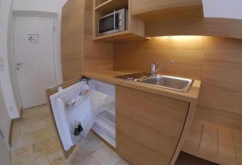 Quarto Quádruplo Standard, Aton