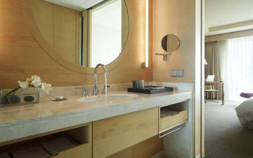 带大床的高级房间, Haevichi Hotel & Resort Jeju