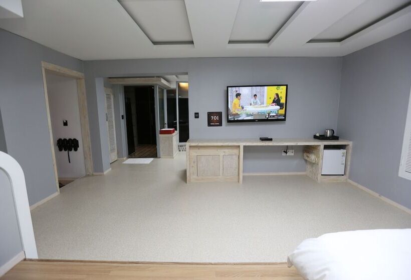 Quarto Familiar Deluxe, Opera 21