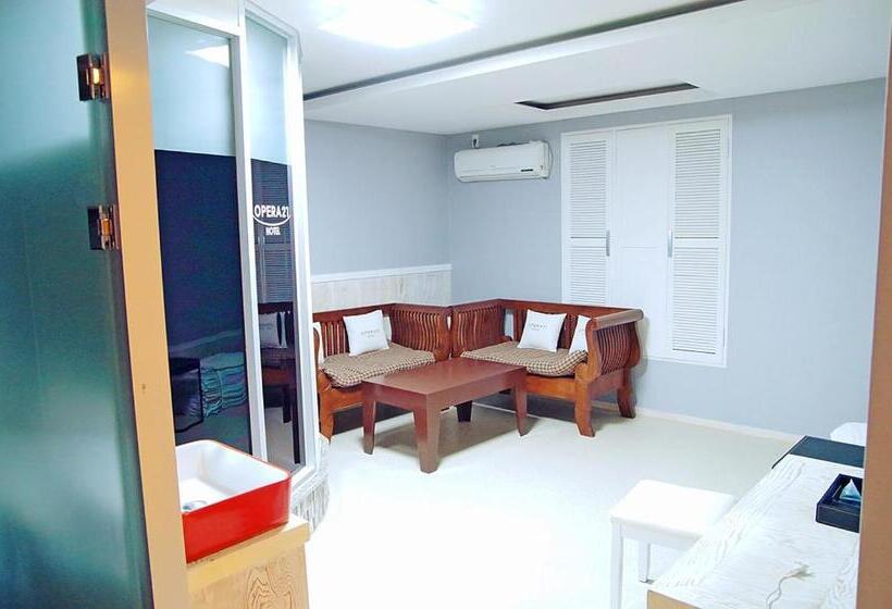 חדר משפחתי דלוקס, Opera 21