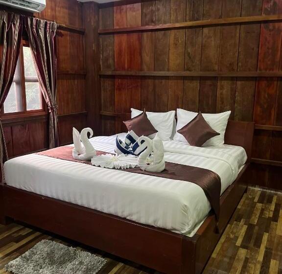 بنجلو سوبيريور, The Moon Kampot Boutique