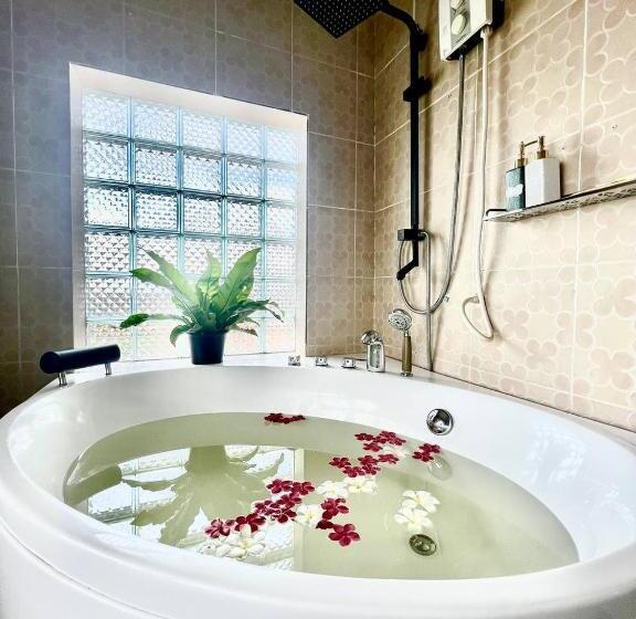 غرفة سوبيريور مطلّة علي الحديقة, The Moon Kampot Boutique