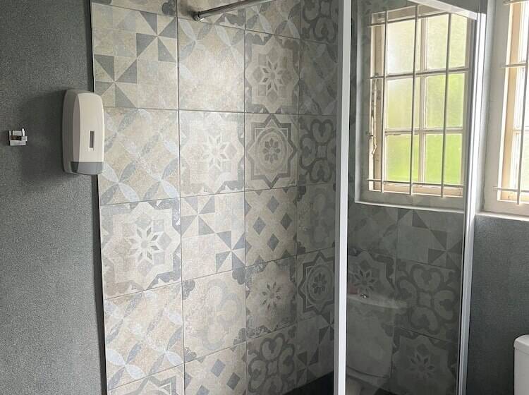 标准间, Palm Tree Manor