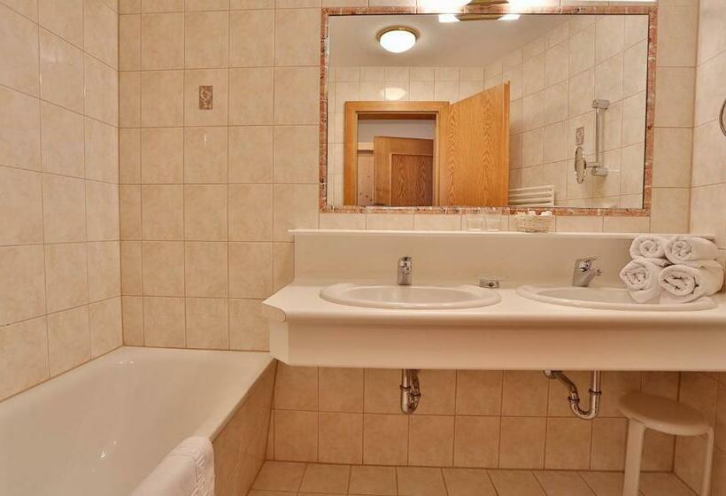 패밀리 룸, Astoria