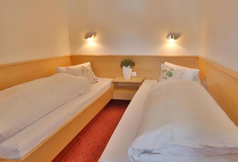 패밀리 룸, Astoria