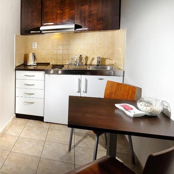 디럭스 스튜디오, Bešeňová