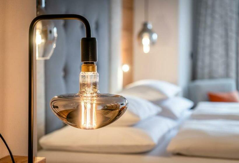 استودیو استاندارد با چشمانداز کوهستان, Das Zwölferhaus