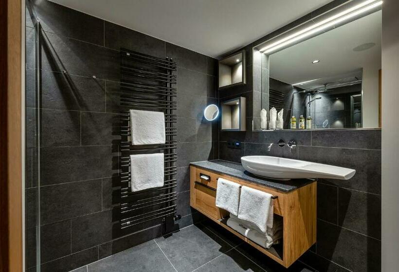 سوییت جونیور با بالکن, Das Zwölferhaus