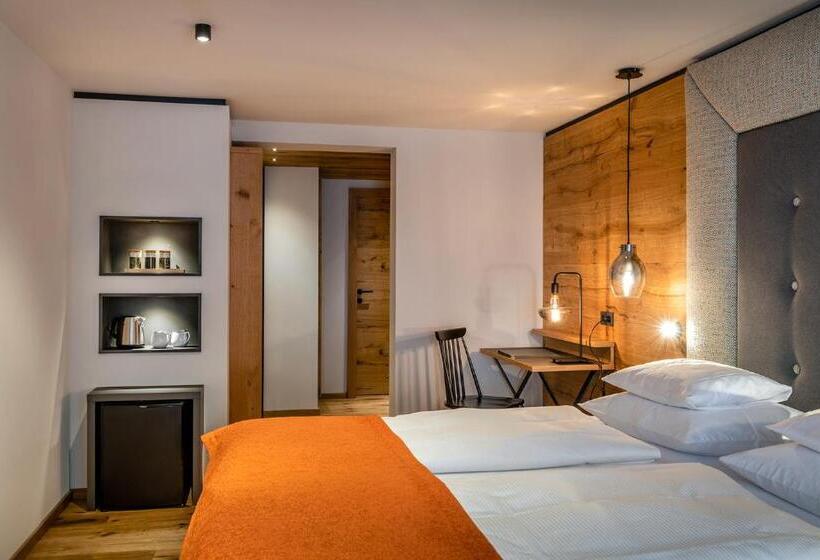 سوییت جونیور با بالکن, Das Zwölferhaus