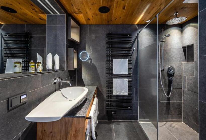 سوئیت جونیور با چشمانداز کوهستان, Das Zwölferhaus