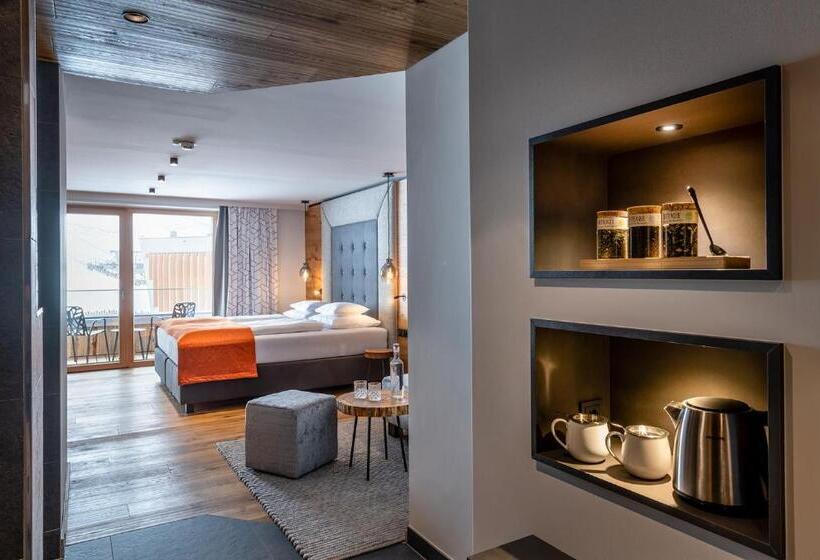 سوئیت جونیور با چشمانداز کوهستان, Das Zwölferhaus