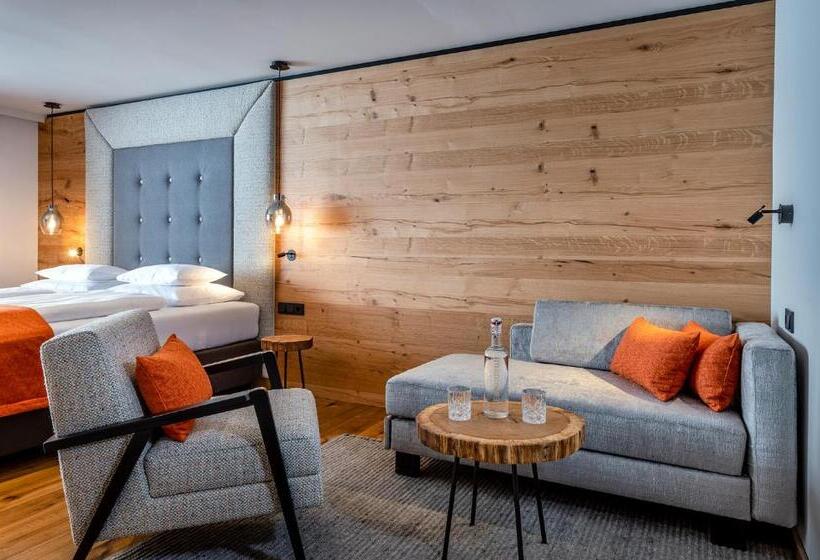 سوئیت جونیور با چشمانداز کوهستان, Das Zwölferhaus