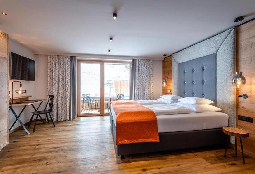 سوئیت جونیور با چشمانداز کوهستان, Das Zwölferhaus