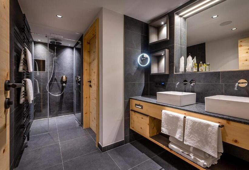 سوئیت با بالکن, Das Zwölferhaus