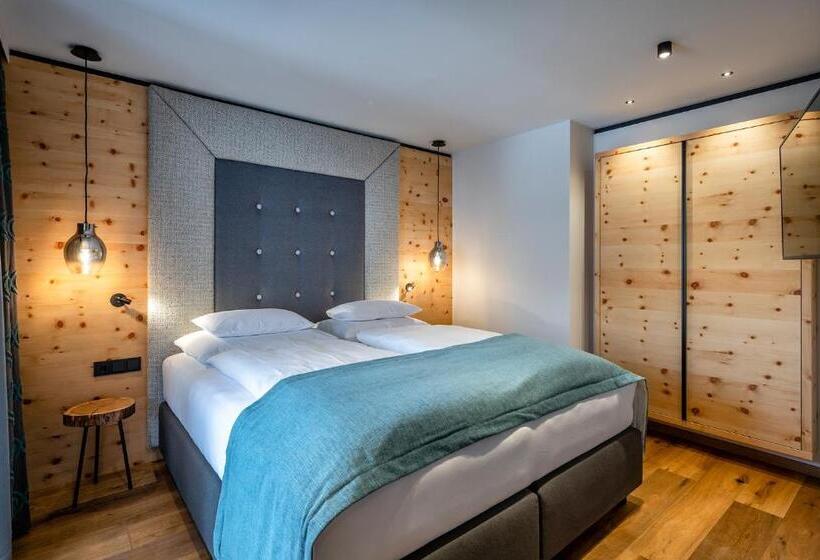 سوییت خانوادگی, Das Zwölferhaus