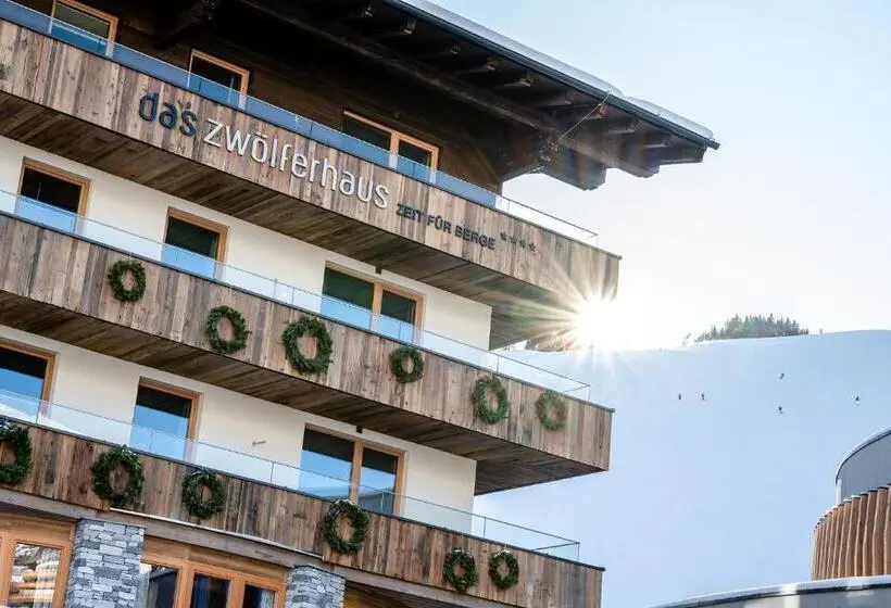Juniorsviitti Parveke, Das Zwölferhaus