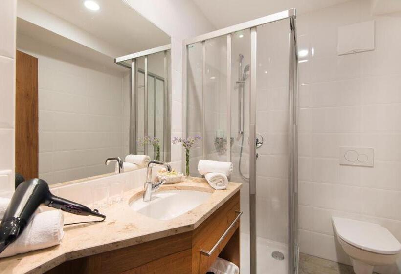 חדר סטנדרט לארבעה, Eden Rock