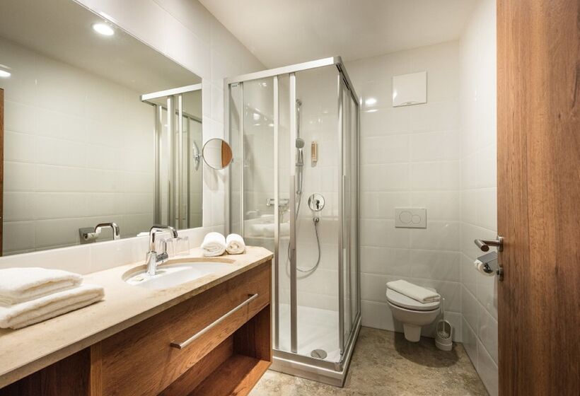 חדר סטנדרט לשלושה, Eden Rock