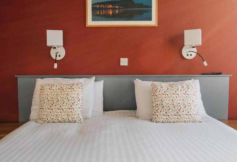 غرفة قياسية مطلّة علي البحر, Manor