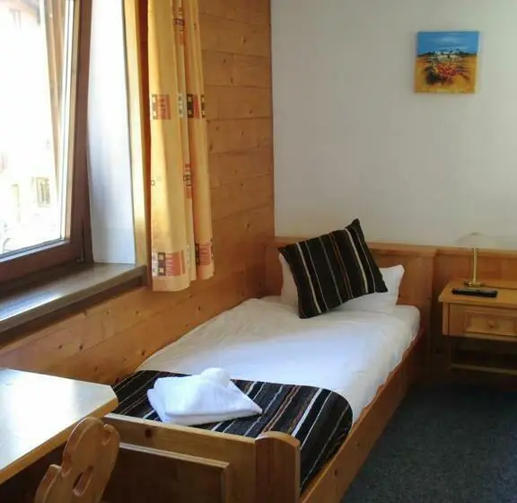 Standard Yhden Hengen Huone, Untermetzger