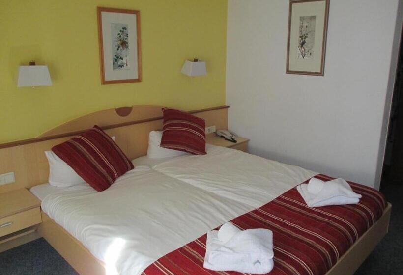 Номер Стандарт Трехместный, Untermetzger