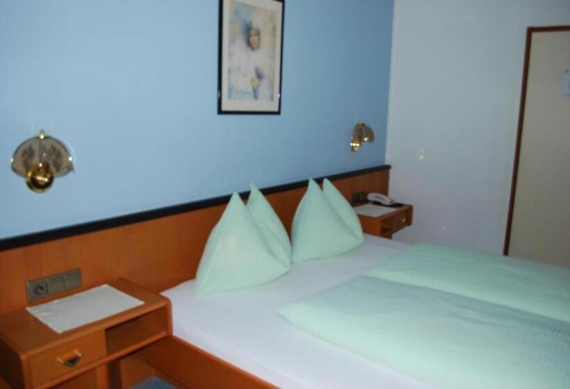 Номер Стандарт Трехместный, Untermetzger