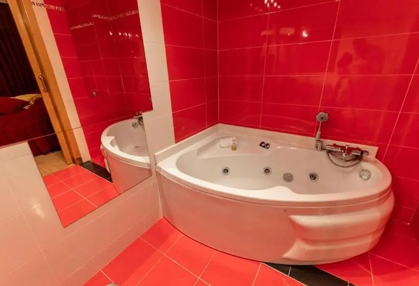 Sviitti Poreallas, Motel Acropolis