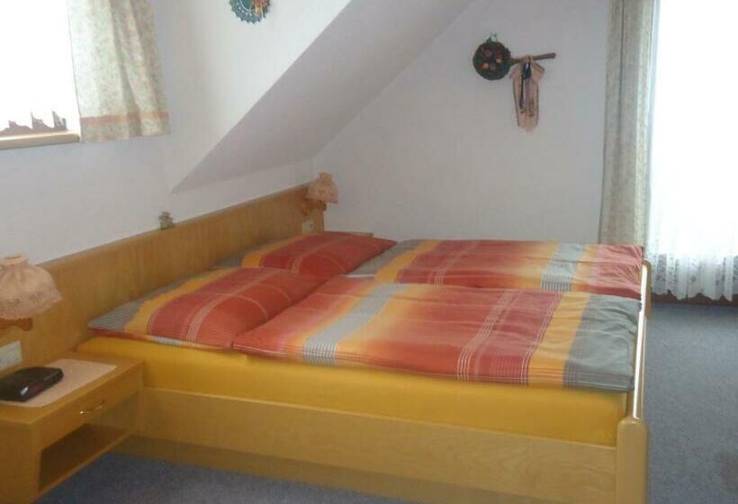 Pokój Rodzinny, Haus Dorfer