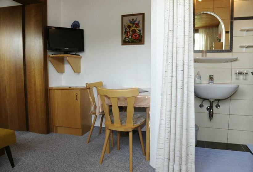 Quarto Familiar, Haus Dorfer