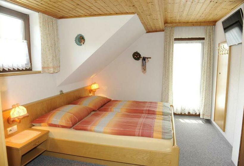 Pokój Rodzinny, Haus Dorfer