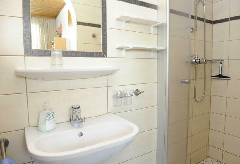 Pokój Rodzinny, Haus Dorfer