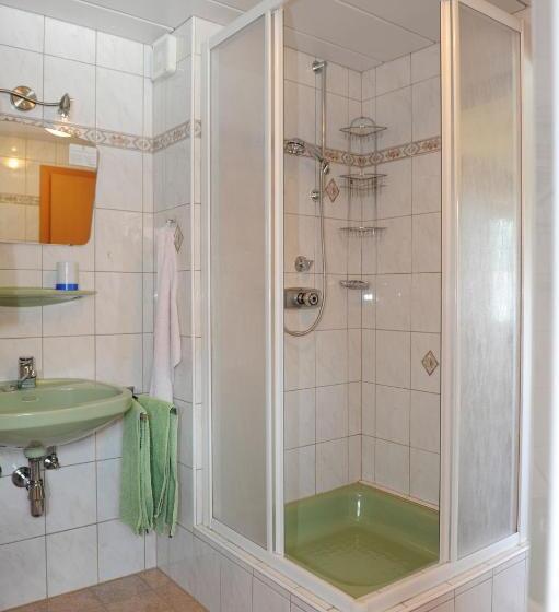 Pokój Rodzinny, Haus Dorfer