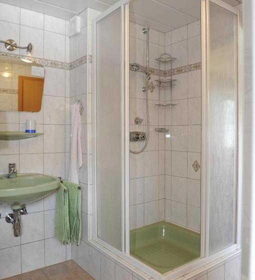 Pokój Rodzinny, Haus Dorfer