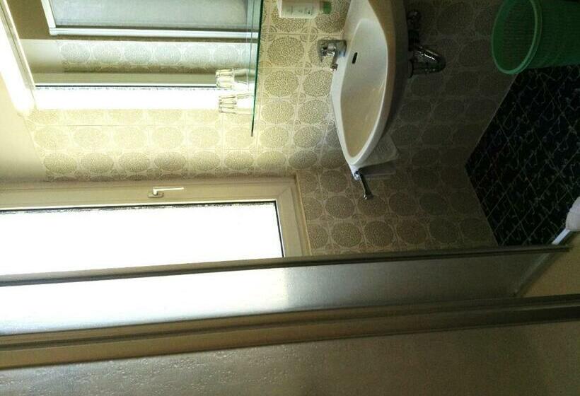 غرفة قياسية فردية, Garni