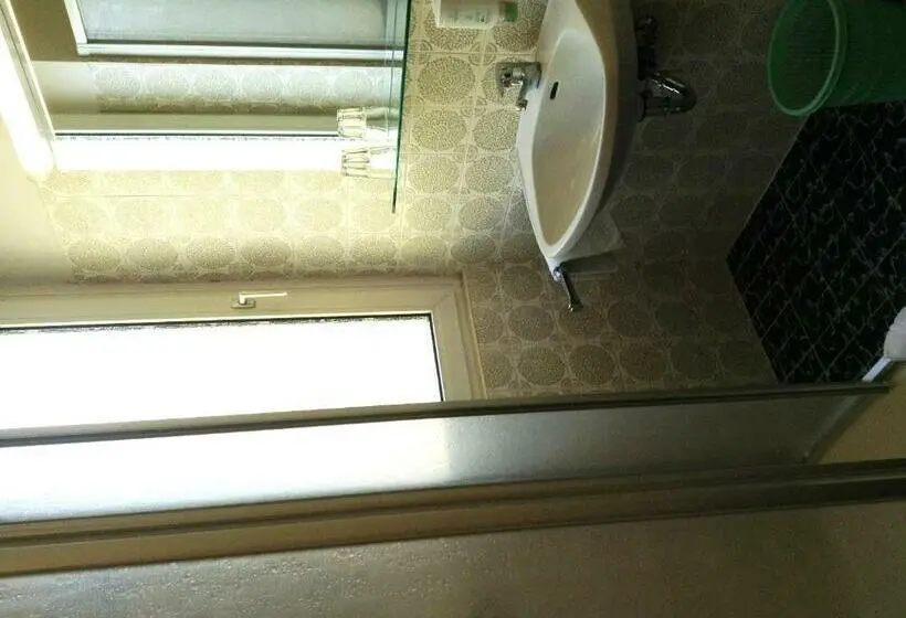 Standard Yhden Hengen Huone, Garni