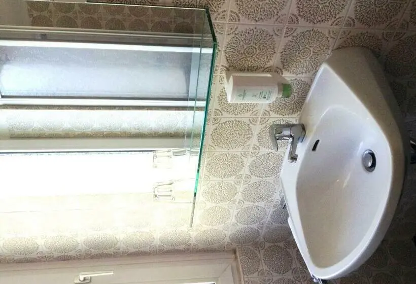 Standard Yhden Hengen Huone, Garni