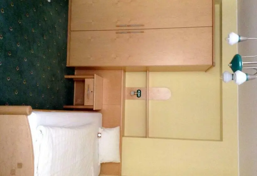 Standard Yhden Hengen Huone, Garni
