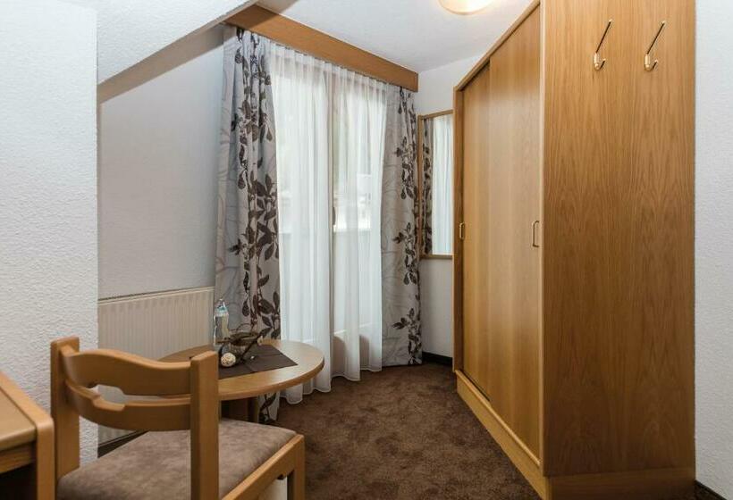 带阳台的标准单人间, Idhof