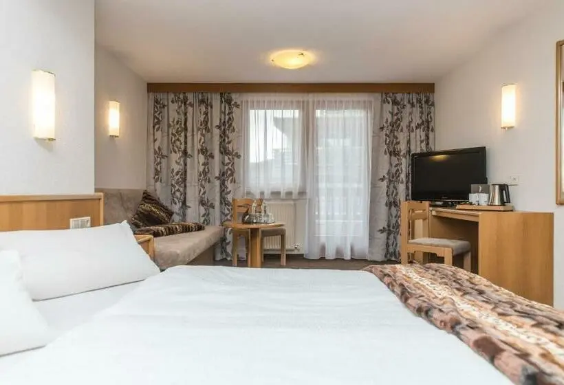 Habitación Triple Estándar con Balcón, Idhof