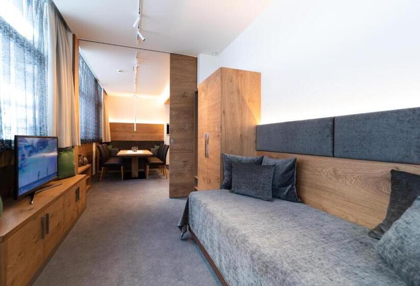 Апартаменты 3 Спальни, Rundeck