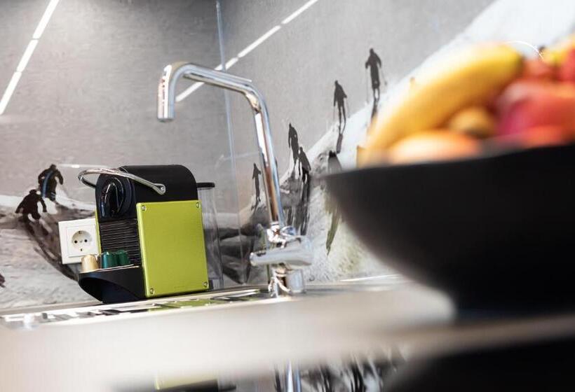 شقة 3 غرف, Rundeck