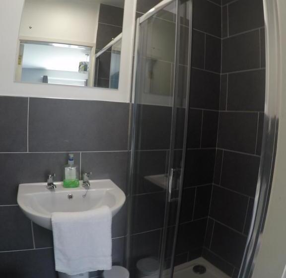 חדר אקונומי לארבעה, Rougey Lodge Hostel