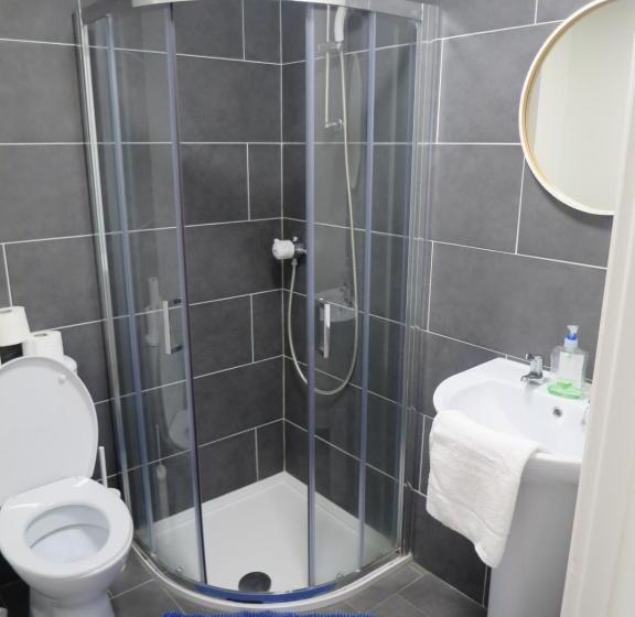 חדר אקונומי לארבעה, Rougey Lodge Hostel