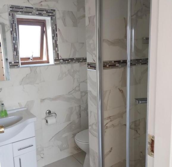 غرفة عائلية مطلّة علي الحديقة, Shepherds Lodge B&b