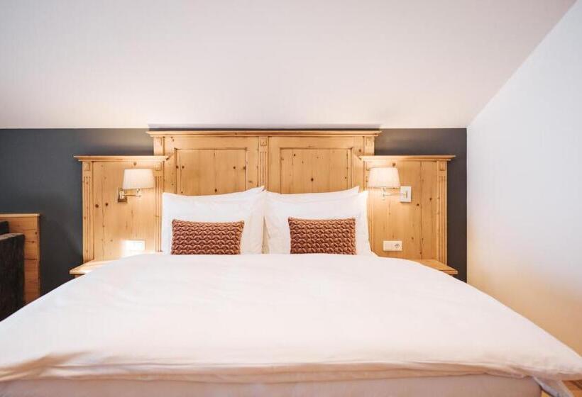 جناح جونيور مزوَّد بشرفة, Superior Hotel Schneider Ski In & Ski Out