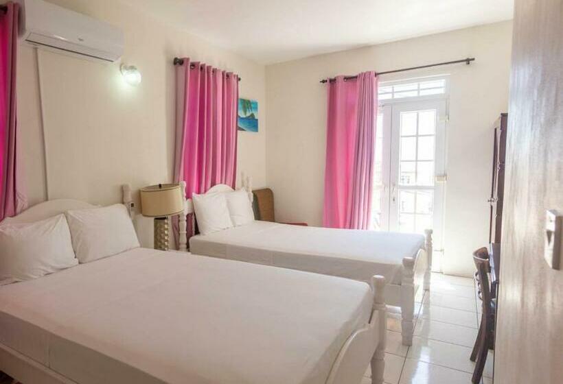 اتاق استاندارد سه تخته با بالکن, St. James Guesthouse