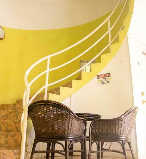 اتاق استاندارد سه تخته با بالکن, St. James Guesthouse