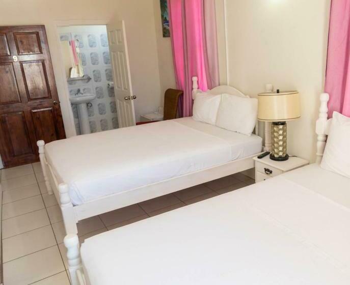 اتاق استاندارد سه تخته با بالکن, St. James Guesthouse
