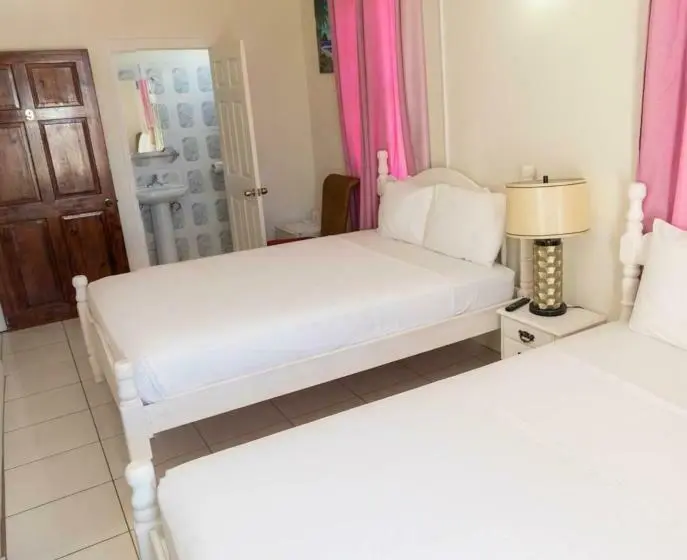 اتاق استاندارد سه تخته با بالکن, St. James Guesthouse
