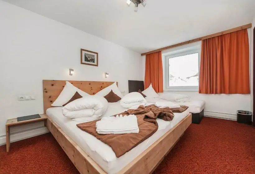 Standard Kolmen Hengen Huone, Berghotel Gasthof Gstrein